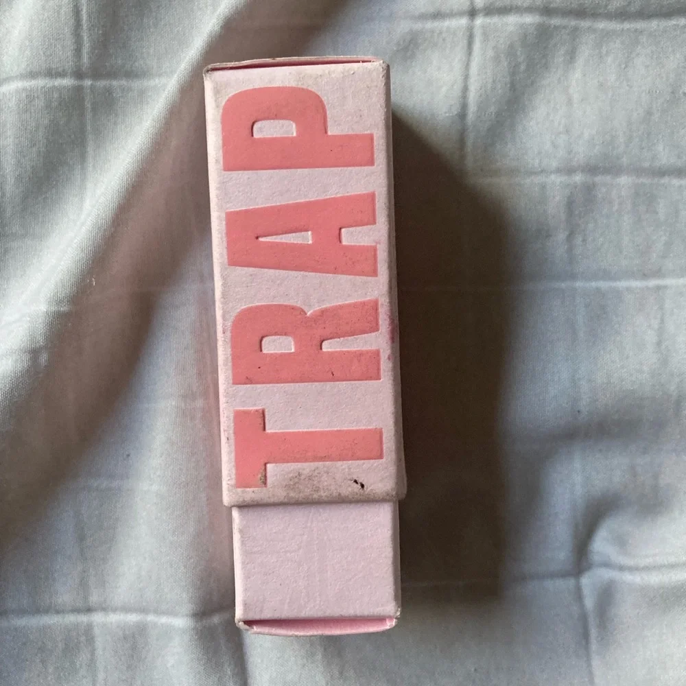 JEFFREE STAR Velvet Trap Lipstick - HOT COMMODITY